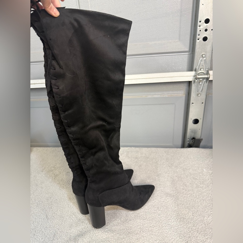 Elegant Black Knee-High Boots Size 9.5 Faux Suede
New - Picture 5 of 7